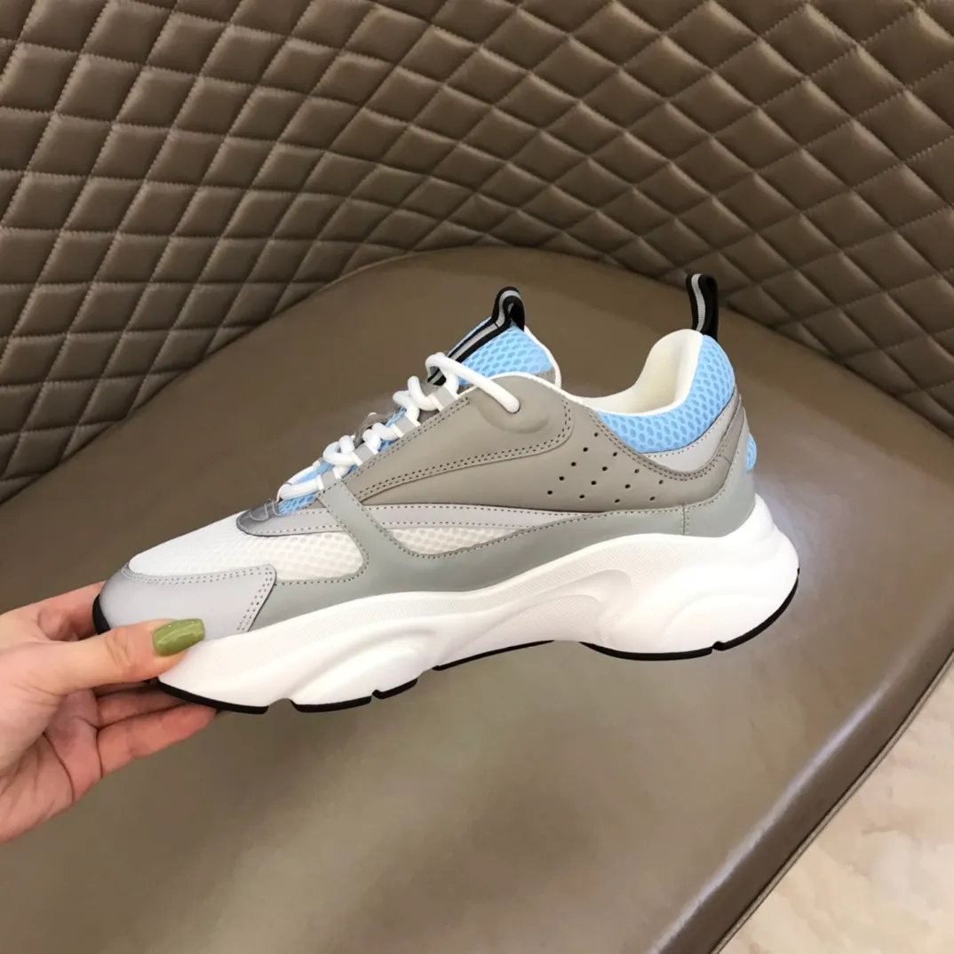 Factory price: 480💰 ◾️▫️Dior D®️ x 🆕 (high version) B22 men's jogging fashion sneakers, this single product draws inspiration from retro jogging shoes. It adopts a thick low-top design, with an upper made of black cow leather and mesh fabric, and a black and white engraved rubber sole. Black mesh fabric tongue and heel counters complement black laces, with an embossed "Di~r" logo embellishment on the side. These sneakers can be mixed and matched with a classic suit for a sporty chic look! Size: 39-45 (38, 46 can be customized)